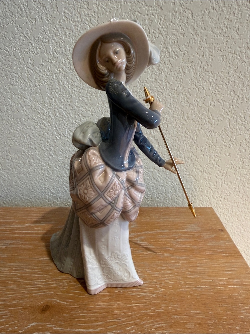 Lladro “Afternoon Stroll”. #5687 Rare. 1990. Retired 1994   Missing Parasol.